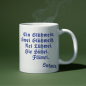 Preview: Weiße Keramiktasse mit bayerischem Spruch "Ein Glühwein, swei Glüwein" auf einer festlichen Wintertischdeko