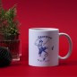 Preview: Weiße Keramiktasse mit bayerischem Skorpion Motiv auf einem festlich gedeckten Weihnachtstisch