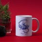 Preview: Wunderschöne weiße Keramiktasse mit bayerischem Skorpion-Motiv, perfekt für gemütliche Weihnachtspausen mit Tee oder Kaffee.