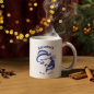Preview: Die weiße Keramiktasse mit bayerischem Steinbock-Motiv im festlichen Ambiente, perfekt für winterliche Teestunden.