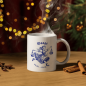 Preview: Weiße Sternzeichen-Tasse Waage (weiblich) in weihnachtlicher Umgebung – Perfekte Geschenkidee aus Bayern