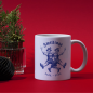 Preview: Weiße Keramiktasse mit bayerischem Zwilling-Motiv in festlicher Weihnachtsumgebung
