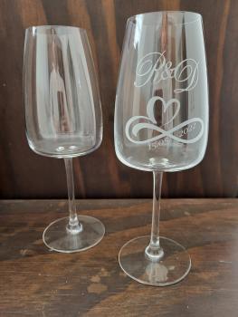 Geschenk, Personalisiertes Weinglas, Bayern, Lasergravur, Geschenk, Weinliebhaber, Geburtstag, Hochzeit, Jubiläum, Weihnachten, individuelle Gravur, Firmenlogo, Braut, Trauzeugin, Vereinslogo, Spülmaschinenfest, Glasgravur, Geschenke-Online-Shop, Woidladi