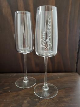 Geschenk, Geschenkartikel, Sektglas, Prosecco-Geschenk, Lasergravur, Bayerisches Design, Einzigartiges Geschenk, Hochzeitsgeschenk, Geburtstagsgeschenk, Glas mit Gravur, Prosecco-Liebhaber, Bayern, Woidladinger.de