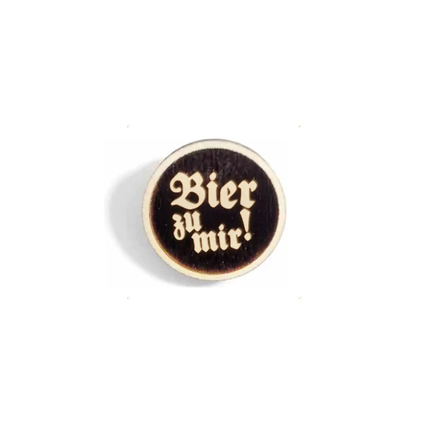 "Bier zu mir" Woid-Brosche Holz