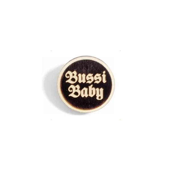 "Bussi Baby" Woid-Brosche Holz