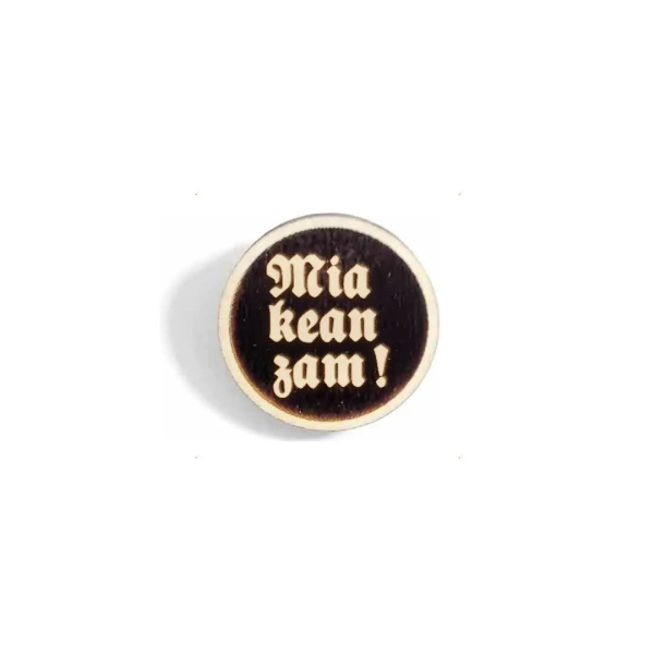 "Mia kean zam!" Woid-Brosche Holz