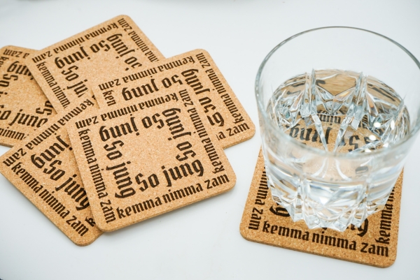 Geschenk, Kork,Glasuntersetzer, Bayern, Geschenk, Naturkork, Laser-Gravur, Einzugsgeschenk, WG-Einstand, Geburtstag, Ostern, Gastgeschenk, Hirsch-Motiv, Personalisierung, hitzebeständig, rutschfest, dekorativ, 9cm x 9cm, 3mm dick.