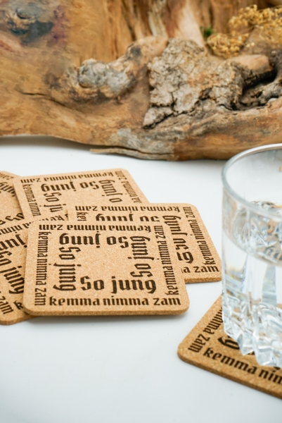 Geschenk, Kork,Glasuntersetzer, Bayern, Geschenk, Naturkork, Laser-Gravur, Einzugsgeschenk, WG-Einstand, Geburtstag, Ostern, Gastgeschenk, Hirsch-Motiv, Personalisierung, hitzebeständig, rutschfest, dekorativ, 9cm x 9cm, 3mm dick.