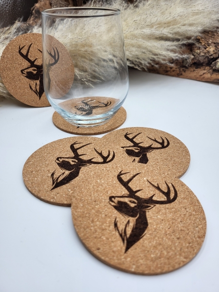 Geschenk, Untersetzer, Kork, Rund, Glasuntersetzer, Naturkork, Laser-Gravur, Hirsch Motiv, Einzugsgeschenk, WG-Einstand, Weihnachtsgeschenk, Bayern, Woidladinger.de