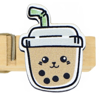 Eine handgravierte Holz-Wäscheklammer mit Bubble Tea, das ultimative Accessoire für bayerische Traditionen und mehr