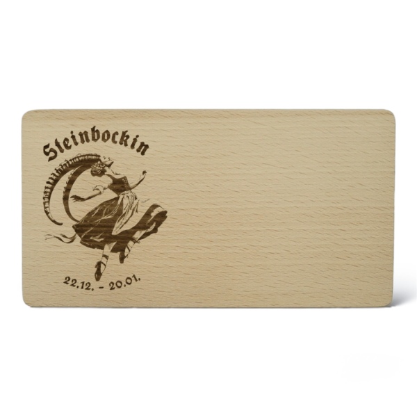 Stilvolles Brotzeitbrett aus Holz mit graviertem Steinbock-Motiv für die bayerische Küch