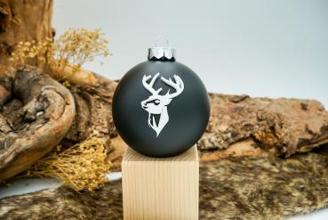 Hirschkopf auf schwarzer Weihnachtsbaumkugel
