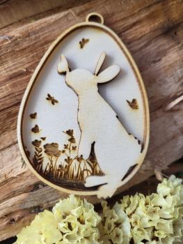 Osterei mit Hase und Schmetterlingen