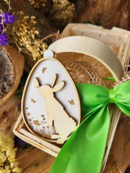 Osterei mit Hase und Schmetterlingen