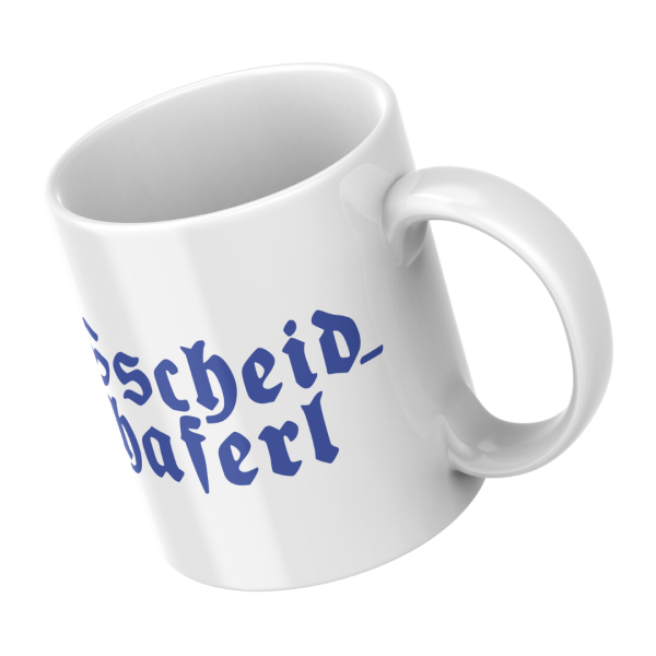 Weiße Keramiktasse „Gscheidhaferl“ mit blauem Spruch in schräger Seitenansicht