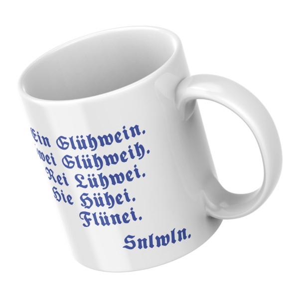 chrägansicht der bayerischen Keramiktasse mit humorvollem Glühwein-Spruch in Blau