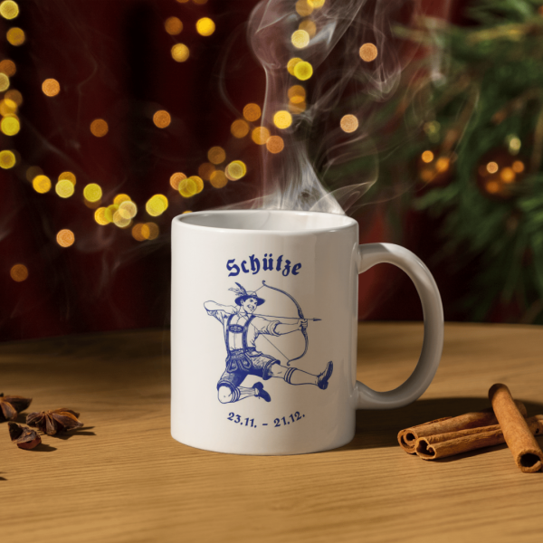 Schütze Keramiktasse im bayerischen Design unter dem Weihnachtsbaum – ideale Geschenkidee für Schützen