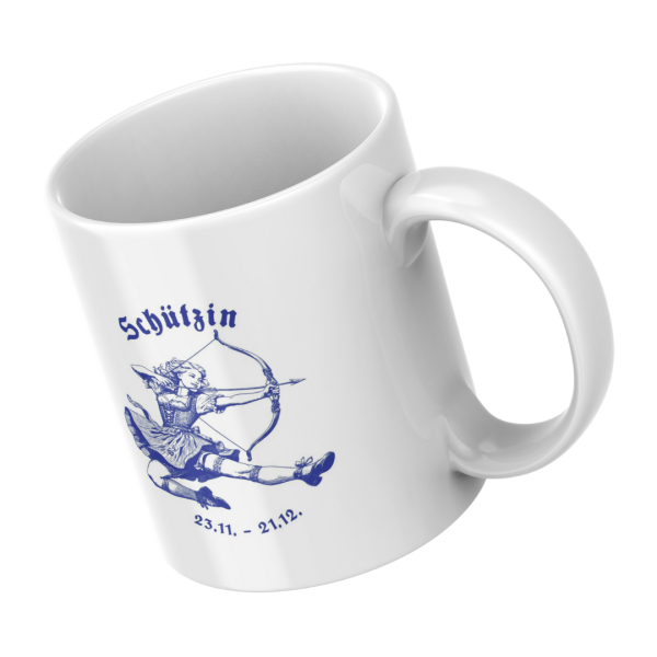 Detailansicht der Keramiktasse „Schütze“ mit blauem bayerischen Sternzeichen-Motiv aus der Seitenperspektive.