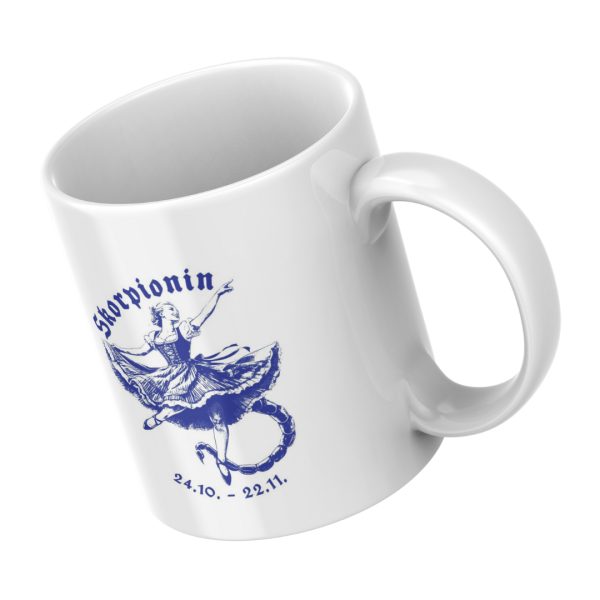 Schrägansicht der Keramiktasse mit detailliertem Skorpion-Motiv in edlem Blau