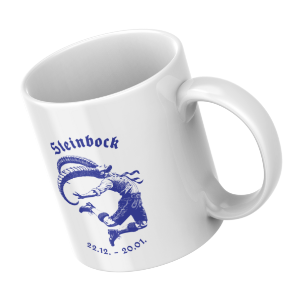 Detailaufnahme der weißen Keramiktasse mit männlichem Steinbock-Motiv im traditionellen bayerischen Stil.