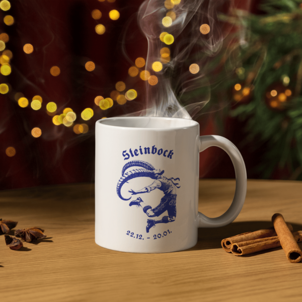 Die weiße Keramiktasse mit bayerischem Steinbock-Motiv im festlichen Ambiente, perfekt für winterliche Teestunden.