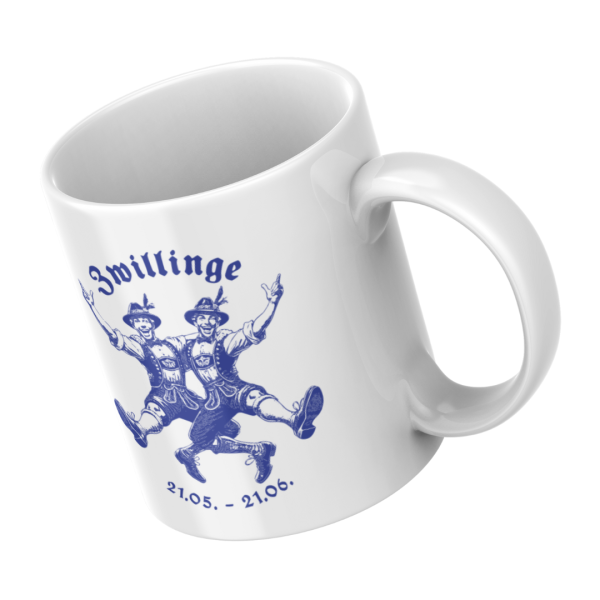 Schrägansicht: Weiße Tasse mit Zwilling-Motiv, männliches Design, schräg fotografiert