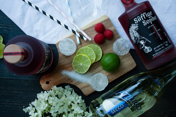 "Ein Hauch von Bayern - Süffige Sophe Gin Likör jetzt bestellen bei Woidladinger.de!"
