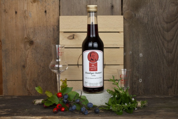 Preview: Erlebe bayerische Tradition mit unserem handgefertigten Bluadiger Damerl Schnaps - Jetzt bei Woidladinger.de bestellen!