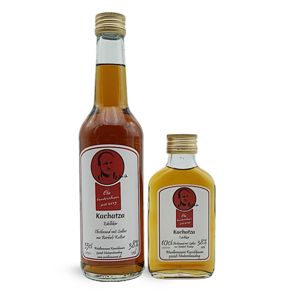 Ein Bild zeigt einen Genussmoment mit Kachatza Schnaps und dem Slogan: "Erlebe bayerischen Genuss pur mit Kachatza Schnaps von der Woidbrennerei – jetzt bei Woidladinger.de erhältlich."