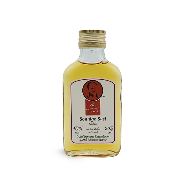 Preview: Die Sonnige Susi Flasche vor bayerischer Landschaft, erhältlich bei Woidladinger.de