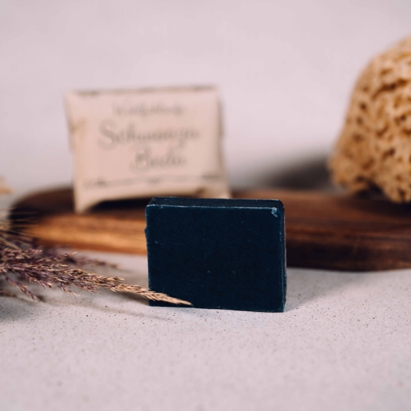 "Genieße natürliche Pflege mit der Schwoaza Beda Peelingseife - erhältlich bei Woidladinger.de!"