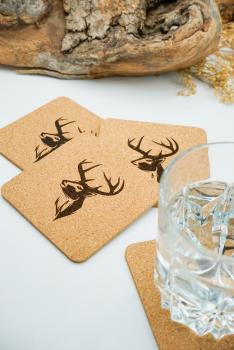 Geschenk, Kork, Untersetzer, Glasuntersetzer, Hirsch-Motiv, Bayern, Naturkork, Hochwertig, Geschenkartikel, Laser-Gravur, Personalisierung, Hitzebeständig, Rutschfest