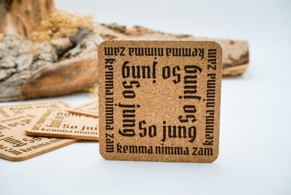 Geschenk, Kork,Glasuntersetzer, Bayern, Geschenk, Naturkork, Laser-Gravur, Einzugsgeschenk, WG-Einstand, Geburtstag, Ostern, Gastgeschenk, Hirsch-Motiv, Personalisierung, hitzebeständig, rutschfest, dekorativ, 9cm x 9cm, 3mm dick.