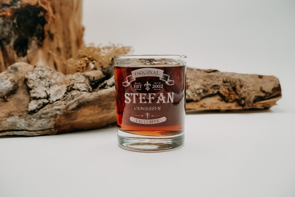 Geschenk, Personalisiert, Vatertag, Vater, Papa, Glas, Trinkglas, Personalisiertes Whiskey Glas, Trinkglas mit Name, Geschenk für Trauzeugen, Trauzeugen Geschenk, graviertes Glas, Geschenkidee für Männer, Bayern, Laser-Gravur, individuelles Geschenk