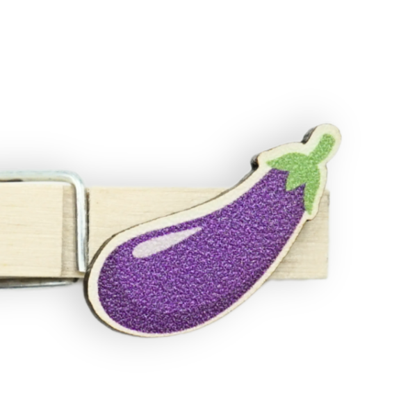 Mit seinem einzigartigen Auberginenmotiv ist dieser Glubbal ein Must-Have für jeden, der den bayerischen Lifestyle liebt. Erhältlich bei Glubbal.shop.