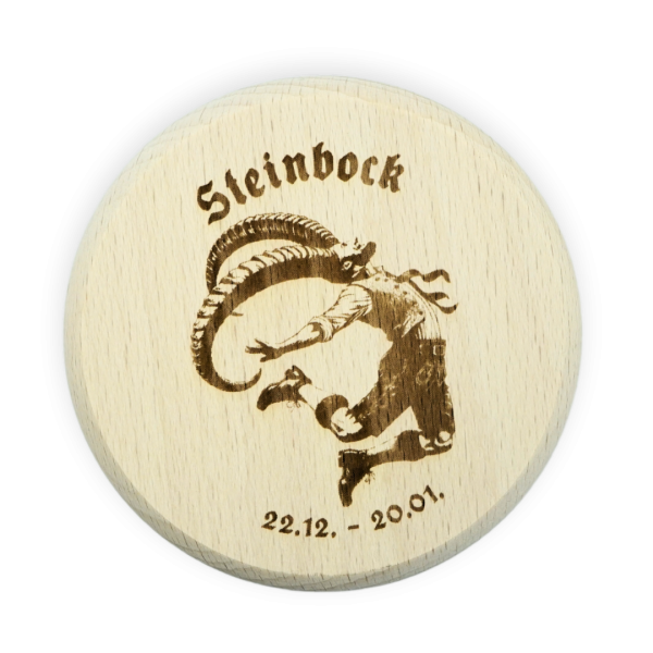 Bierdeckel auf Maßkrug – Holzdeckel auf einem klassischen bayerischen Maßkrug.
