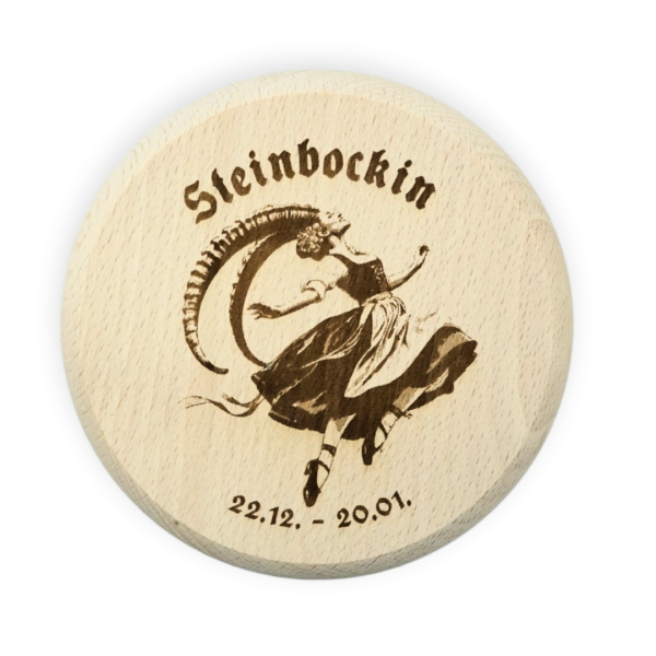 Bierdeckel auf Maßkrug – Holzdeckel auf einem klassischen bayerischen Maßkrug.
