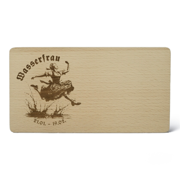 Graviertes Brotzeitbrett aus Holz mit Wassermann-Sternzeichen, bayerisches Design