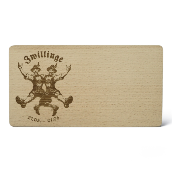 Graviertes Brotzeitbrett aus Holz mit Sternzeichen Zwilling – bayerisches Design