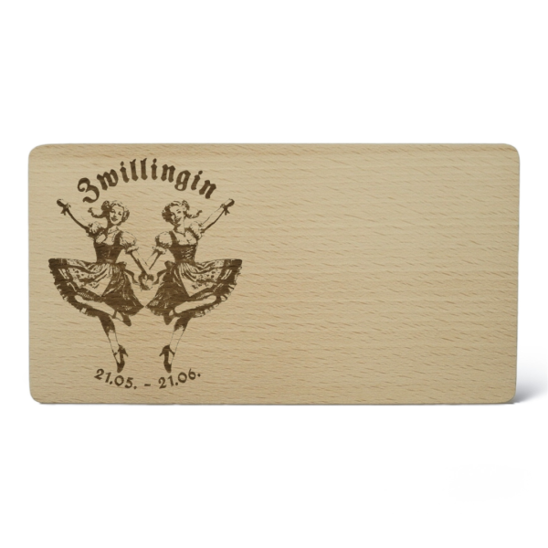 Graviertes Brotzeitbrett aus Holz mit Sternzeichen Zwilling – bayerisches Design
