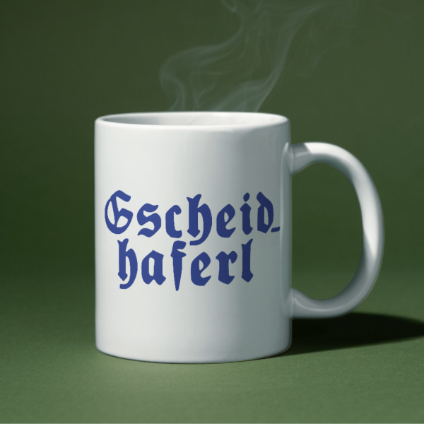 Weiße Keramiktasse „Gscheidhaferl“ auf bayerischer Tischdeko mit Brezen