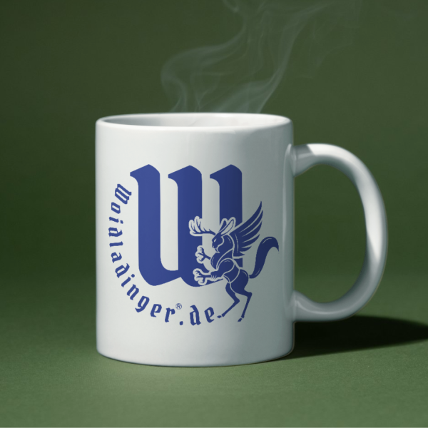 Weiße Keramiktasse mit blauem Woidladinger Logo auf einem rustikalen Holztisch, daneben eine Kaffeekanne.