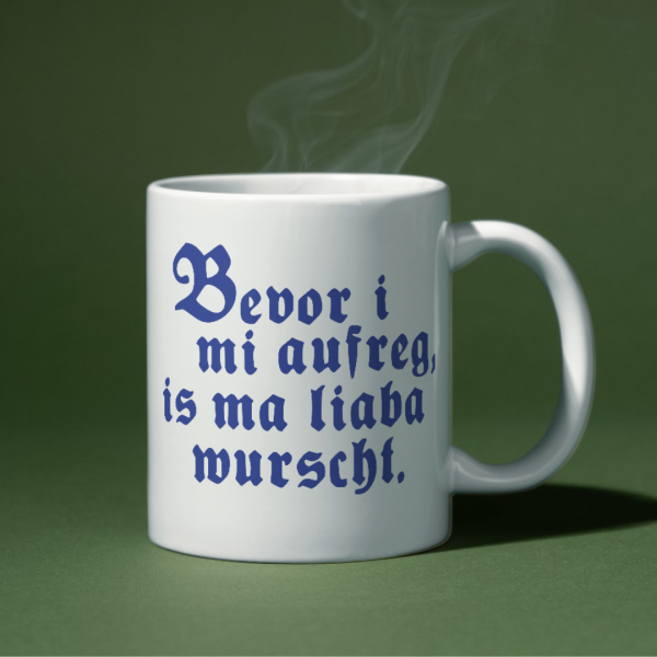 Weiße Keramiktasse mit humorvollem bayerischen Spruch, Ansicht von der Seite.
