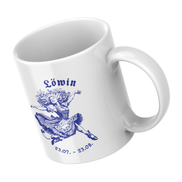 Schrägansicht der weißen Keramiktasse mit dem blauen Löwe-Sternzeichen Motiv für stilvolle Genussmomente.