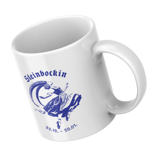 Schrägansicht der weißen Keramiktasse mit blauem Steinbock Motiv – Ideal als Geschenk für Steinbock-Geborene.