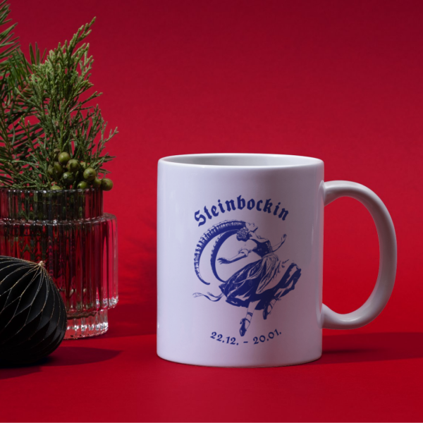Gemütliche Winterstimmung mit der weißen Keramiktasse und bayerischem Steinbock Motiv – Perfekt für die kalte Jahreszeit.