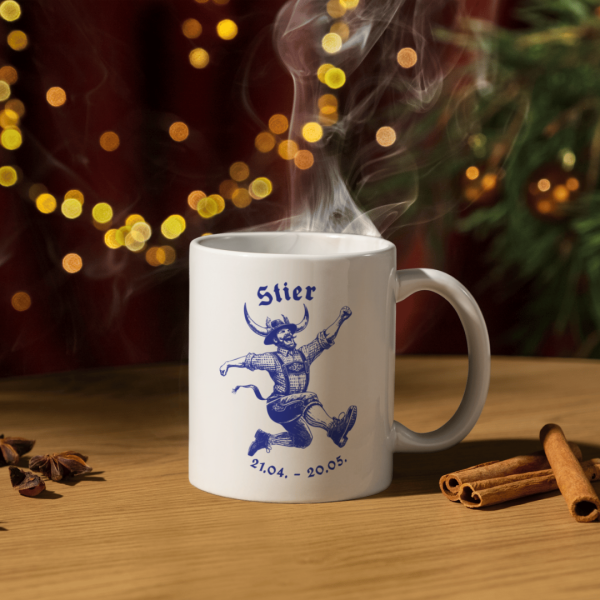 Festlich gedeckter Tisch mit weißer Keramiktasse und bayerischem „Stier“-Sternzeichen Motiv, ideal für kalte Wintertage.