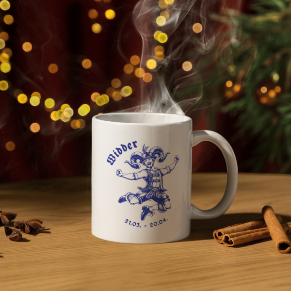 Weiße Keramiktasse mit bayerischem Widder-Motiv, festlich weihnachtlich dekoriert
