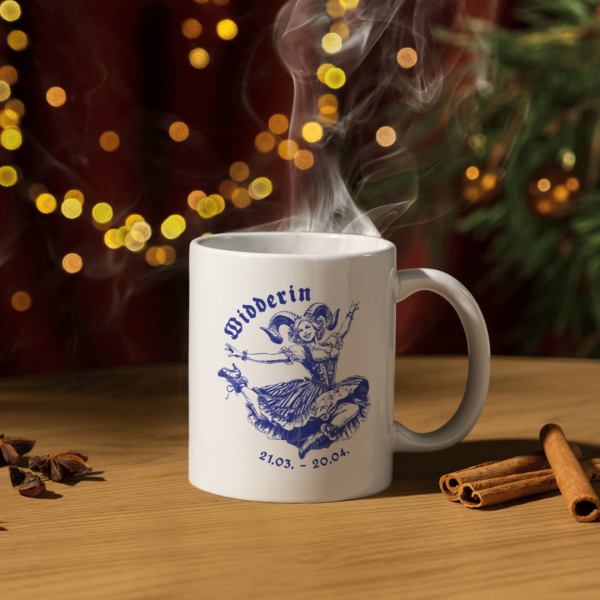 Weiße Keramiktasse mit bayerischem Widder-Motiv, festlich weihnachtlich dekoriert